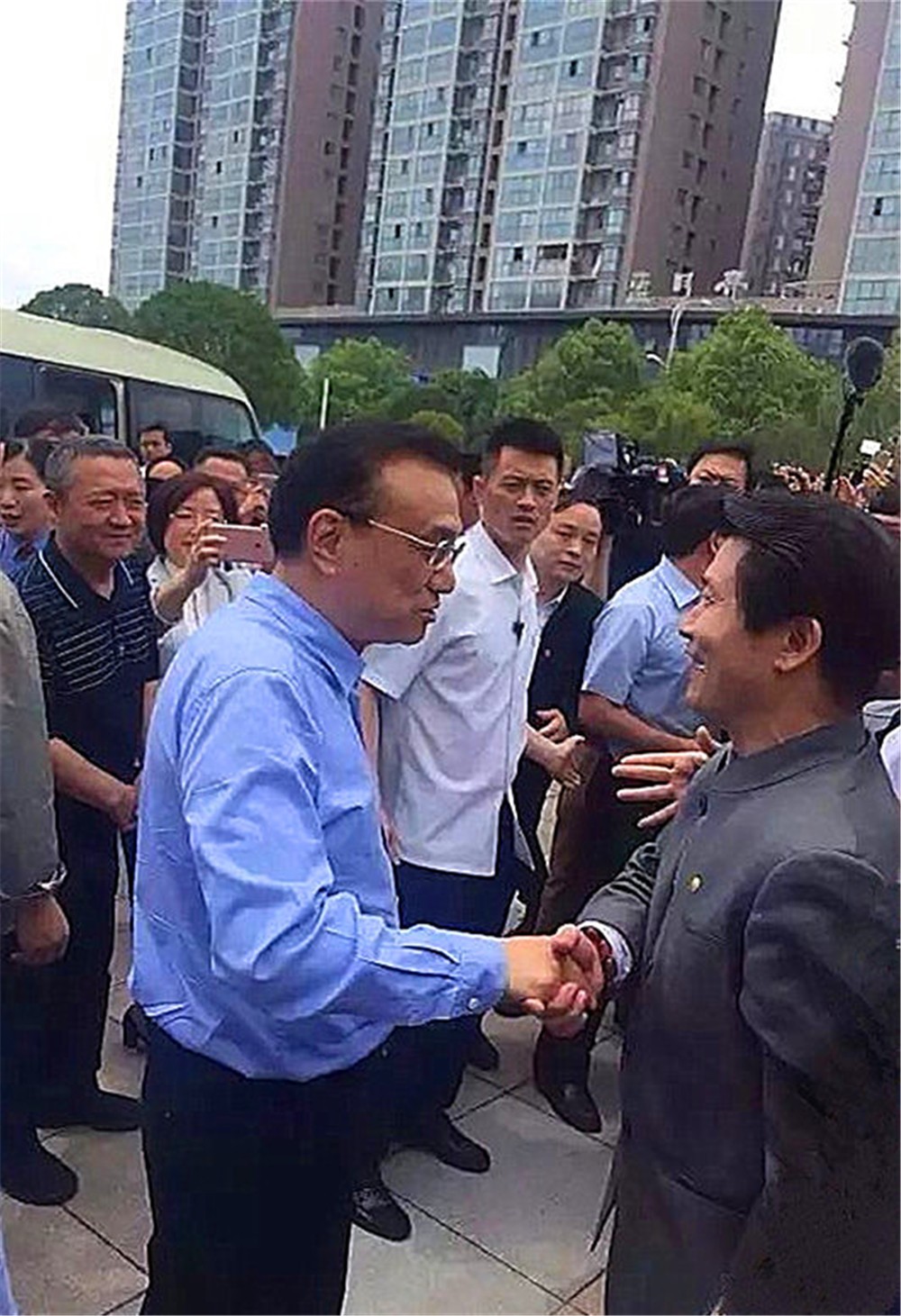 中共中央政治局常务、国务院总理李克强接见湖北K8凯发旗舰厅集团主席刘雁飞_视察交流_向导眷注_湖北K8凯发旗舰厅集团